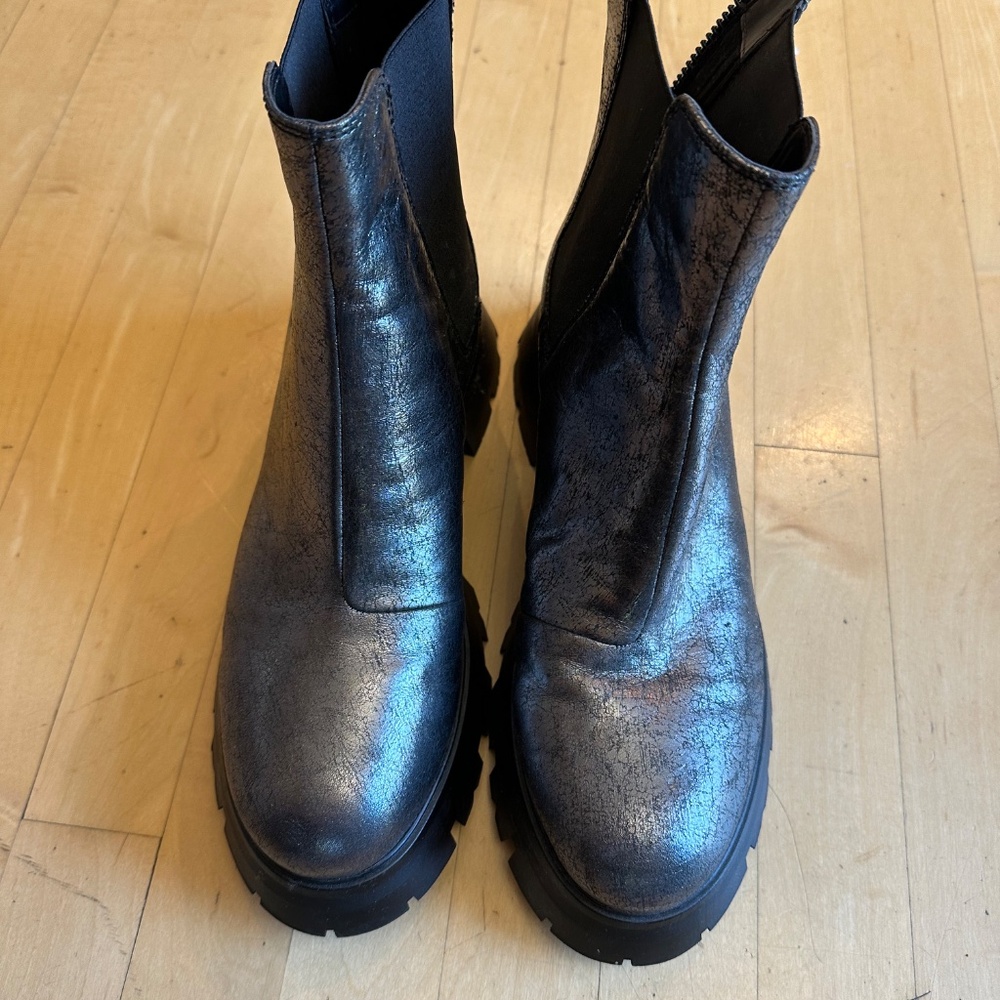 NEW DKNY Sasha Chelsea Lug sole bootie, 10  PG1464 - Picture 3 of 8